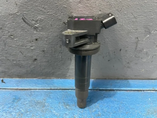 Катушка зажигания для Toyota Corolla E120/E130 Хэтчбек 2001-2007 на фотографиях