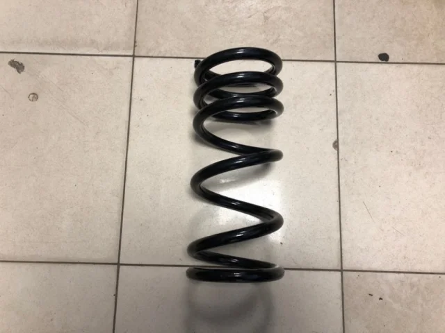 Пружина амортизатора задняя для Mitsubishi Pajero V70 5dr (JDM) 1999-2006 на фотографиях