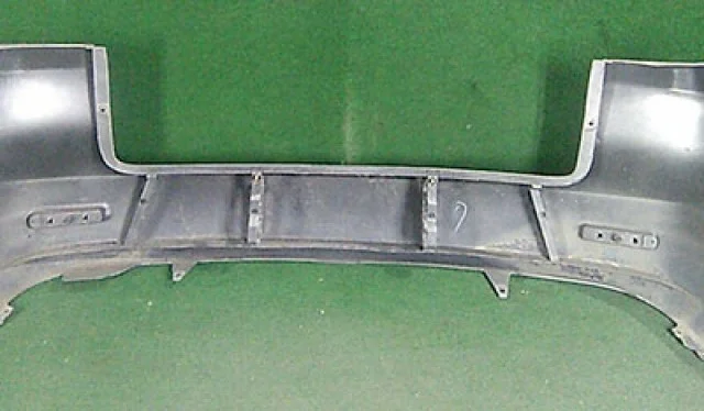 Бампер задний для Toyota Corolla E120/E130 Хэтчбек 2001-2007 на фотографиях