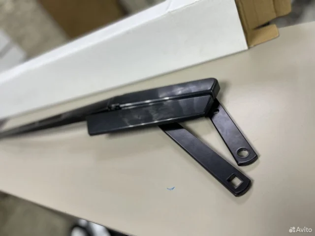 Поводок лобового стеклоочистителя правый для Audi Q7 4L 2005-2015 на фотографиях