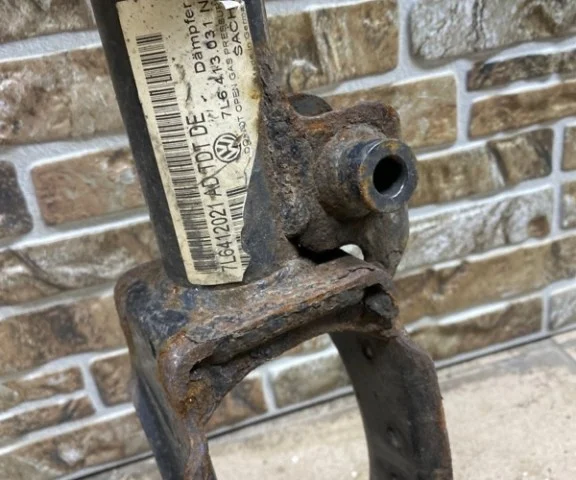 Амортизатор передний левый для Audi Q7 4L 2005-2015 на фотографиях