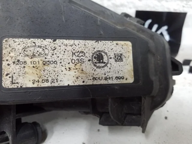 Противотуманка (ПТФ) передняя левая для Skoda Rapid II 2020+ на фотографиях