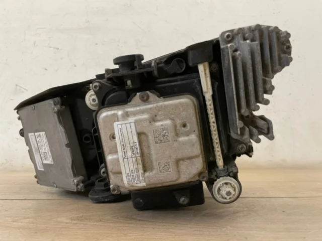 Фара ксенон левая для Volkswagen Touareg III (CR) 2018+ на фотографиях