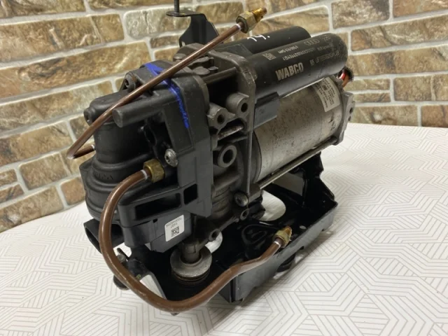 Компрессор пневмоподвески задний для Audi Q7 4L 2005-2015 на фотографиях