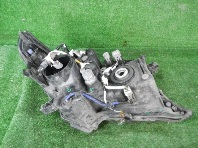 Фара левая для Toyota Land Cruiser 200 2007-2015 на фотографиях