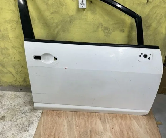 Двери для Nissan Tiida SC11 Седан 2007-2014 на фотографиях