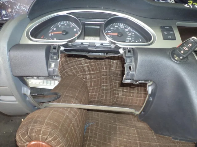 Приборная панель для Audi Q7 4L 2005-2015 на фотографиях