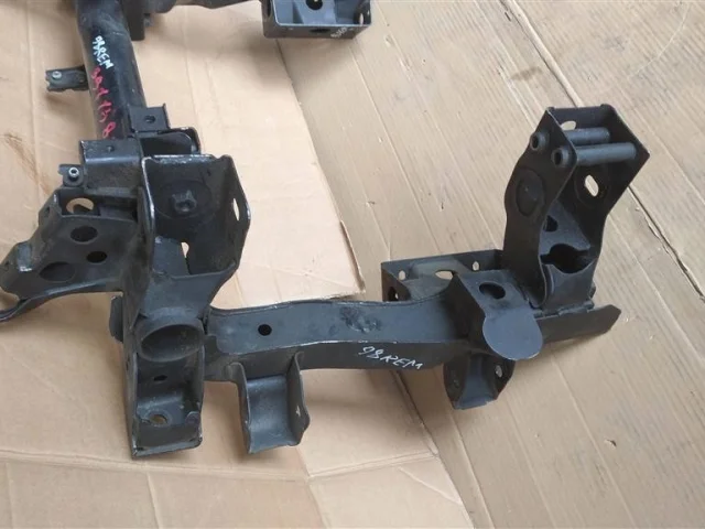 Подрамник двигателя для Mitsubishi Pajero V90 5dr 2006-2011 на фотографиях