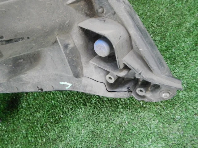 Фара левая для Toyota Land Cruiser 200 2007-2015 на фотографиях