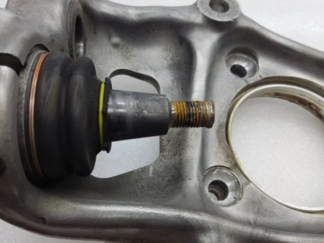 Кулак поворотный левый для Audi Q7 4M 2015+ на фотографиях