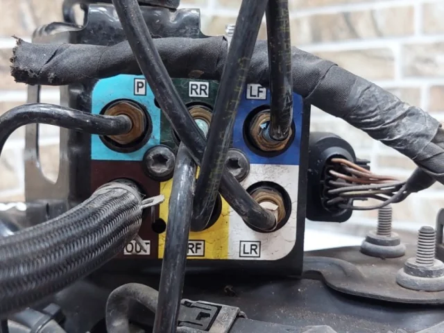 Компрессор пневмоподвески передний для Jeep Grand Cherokee 4 WK2 2010-2013 на фотографиях