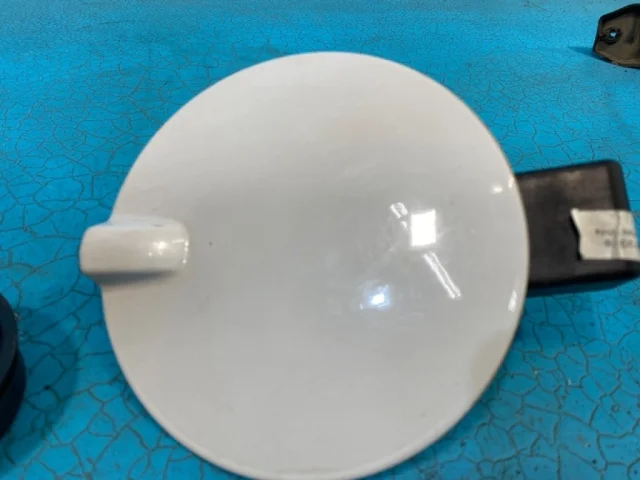 Лючок топливного бака для Opel Astra J Седан 2011-2017 на фотографиях