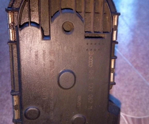 Дроссельная заслонка для Audi A4 B6 2000-2004 на фотографиях