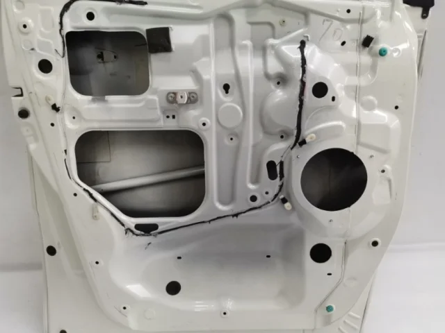 Двери для Toyota Alphard H10 2002-2008 на фотографиях