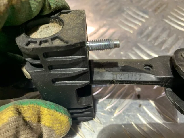 Ограничитель двери передней левой для Volvo XC70 BZ 2007-2016 на фотографиях