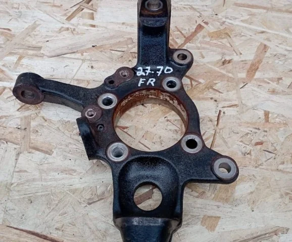 Кулак поворотный правый для Mitsubishi Pajero V90 5dr 2006-2011 на фотографиях