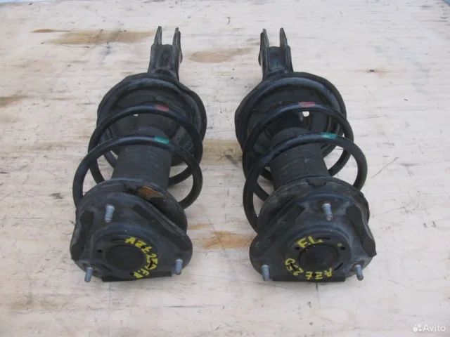 Амортизатор передний левый для Toyota Avensis Универсал T250 2003-2008 на фотографиях