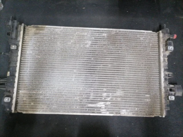 Радиатор охлаждения ДВС для Opel Astra H Седан 2004-2014 на фотографиях