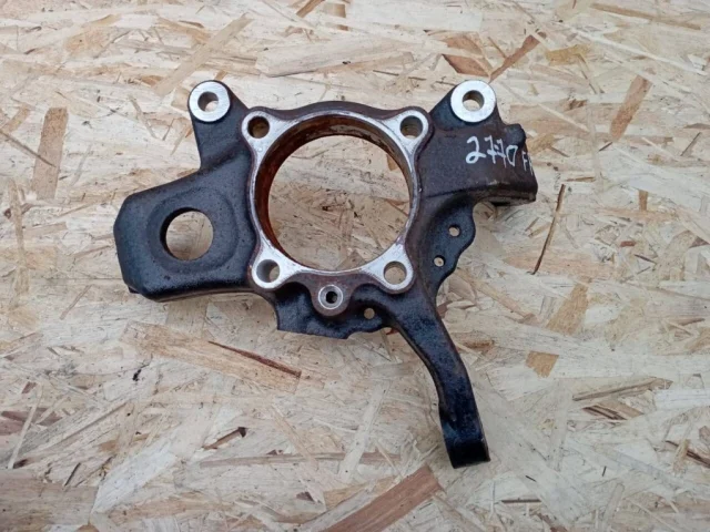 Кулак поворотный правый для Mitsubishi Pajero V90 5dr 2006-2011 на фотографиях