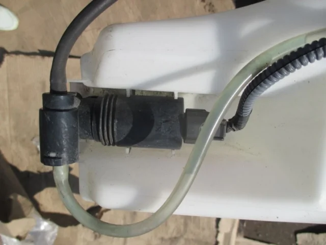 Мотор омывателя лобового стекла для Nissan Tiida C13 Хэтчбек 2015-2016 на фотографиях