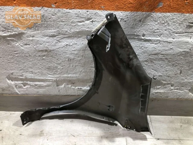 Стекла и зеркала для Nissan Note E11 2005-2012 на фотографиях