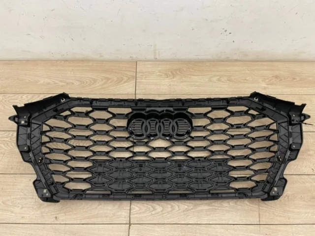 Решетка радиатора для Audi Q3 F3 2018+ на фотографиях
