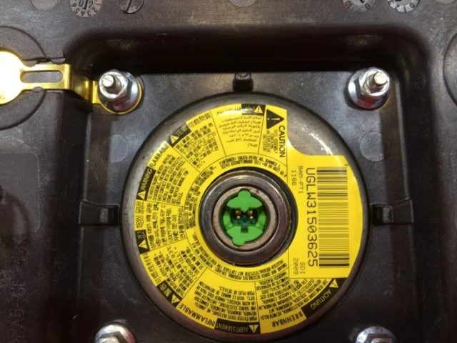 Подушка безопасности водителя для Opel Astra J Седан 2011-2017 на фотографиях