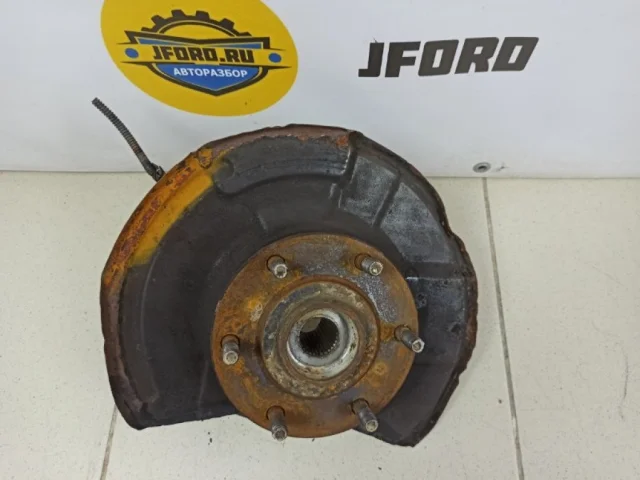 Кулак поворотный правый для Mitsubishi Pajero V90 5dr 2006-2011 на фотографиях