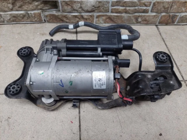 Компрессор пневмоподвески задний для BMW X5 Е70 2006-2013 на фотографиях