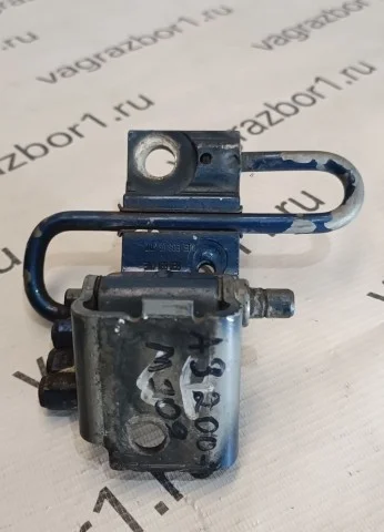 Петля двери задняя левая нижняя для Audi Q7 4L 2005-2015 на фотографиях