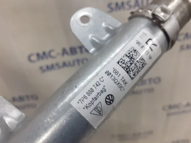 Шторка безопасности правая для Volkswagen Touareg II (7P5) Rest 2014-2018 на фотографиях