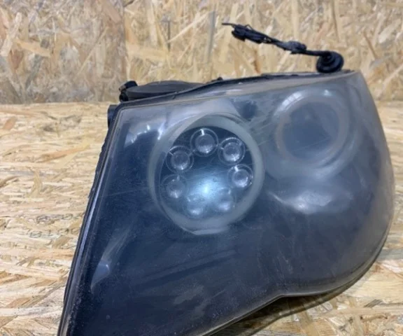 Фара ксенон левая для Volkswagen Touareg I (7L) 2002-2010 на фотографиях