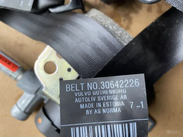 Ремень безопасности задний левый для Volvo C30 MK 2006-2013 на фотографиях