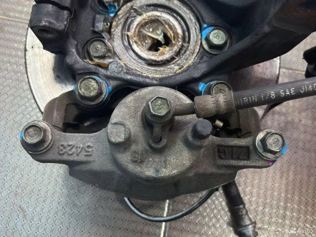 Кулак поворотный левый для Nissan Tiida SC11 Седан 2007-2014 на фотографиях