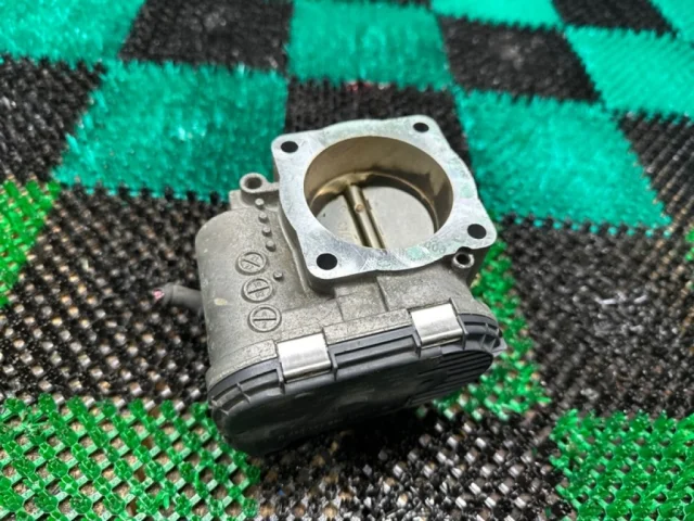 Дроссельная заслонка для Audi A4 B6 2000-2004 на фотографиях