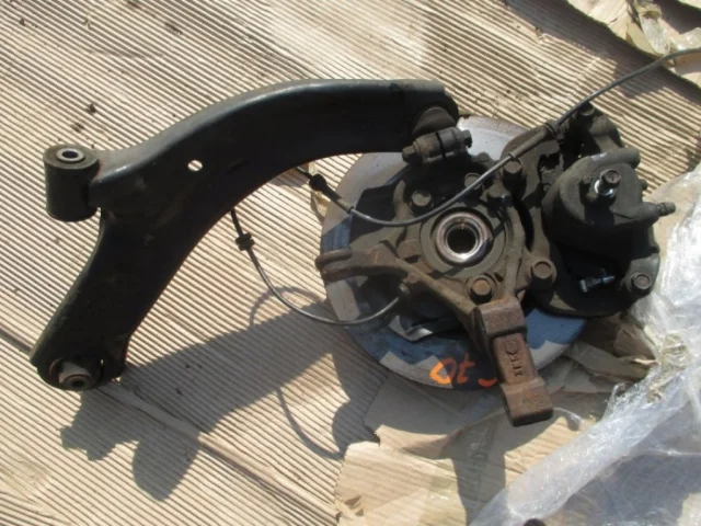 Кулак поворотный правый для Nissan Tiida SC11 Седан 2007-2014 на фотографиях