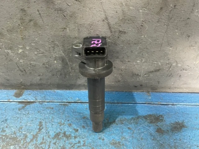 Катушка зажигания для Toyota Corolla E120/E130 Хэтчбек 2001-2007 на фотографиях