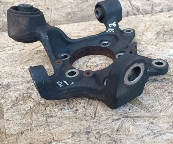 Кулак задний левый для Mitsubishi Pajero V90 5dr 2006-2011 на фотографиях