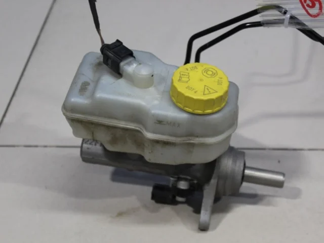 Бачок главного тормозного цилиндра для Skoda Rapid II 2020+ на фотографиях