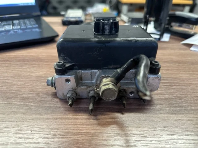 Блок клапанов пневмоподвески для Lexus LX J200 2007-2015 на фотографиях