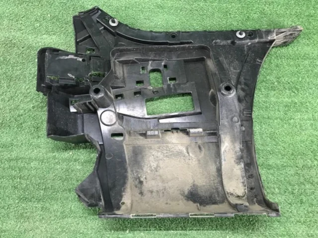 Кронштейн заднего бампера левый для BMW 7er G11/G12 2015-2021 на фотографиях