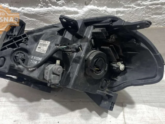 Фары для Nissan Tiida C11 Хэтчбек 2007-2014 на фотографиях