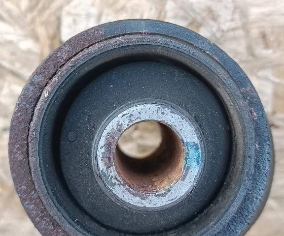 Кулак задний левый для Mitsubishi Pajero V90 5dr 2006-2011 на фотографиях