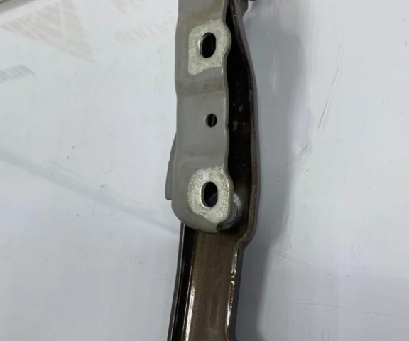 Шарнир капота для Skoda Rapid II 2020+ на фотографиях