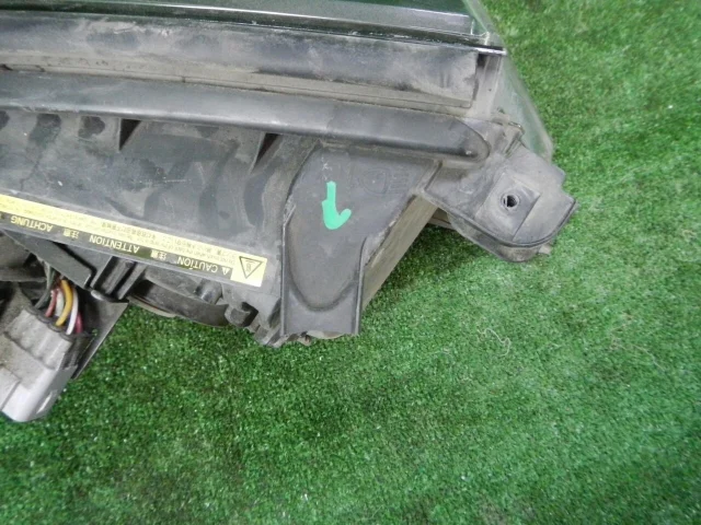 Фара левая для Toyota Land Cruiser 200 2007-2015 на фотографиях