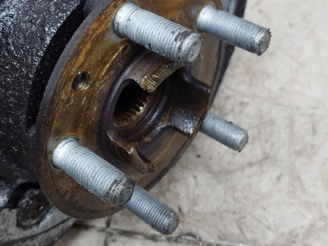 Кулак поворотный левый для Land Rover Range Rover Evoque L538 2011-2015 на фотографиях