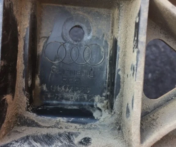 Кронштейн заднего бампера левый для Audi Q7 4L 2005-2015 на фотографиях