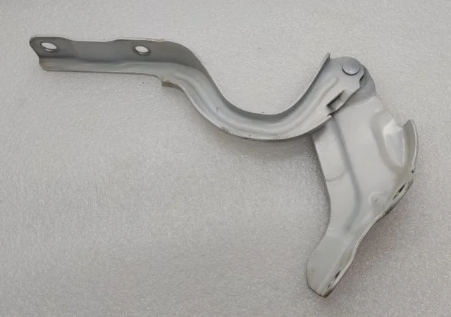 Петля капота правая для Hyundai Solaris 2 (2017-2022) на фотографиях