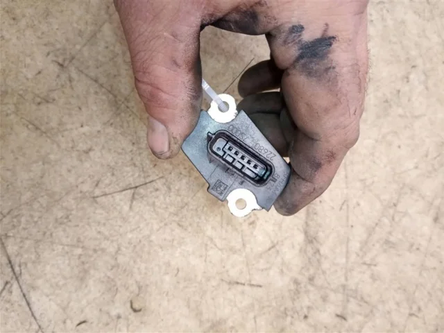 Датчик массового расхода воздуха для Nissan X-Trail T30 RU 2001-2007 на фотографиях