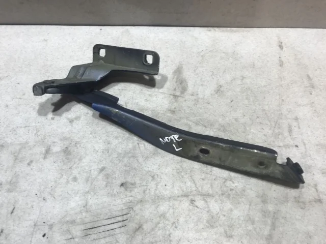 Петля капота левая для Nissan Note E11 2005-2012 на фотографиях